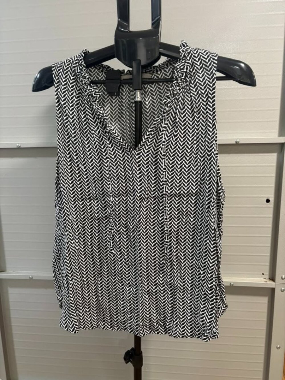 ✨ LOFT Black & White Herringbone Chevron Sleeveless Blouse - Size L